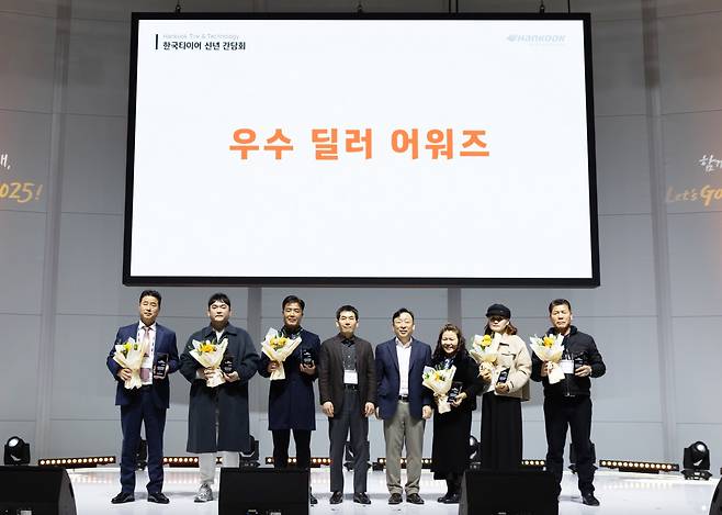 (좌측 네섯번째부터) 한국타이어앤테크놀로지 안종선 사장, 한국사업본부장 이용관 전무가 우수 딜러 어워즈를 수상한 딜러사 관계자들과 기념 촬영을 하고 있다. 