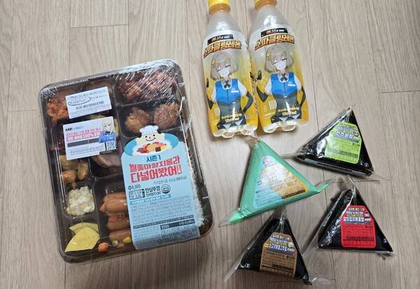 - 다양한 상품과의 컬래버레이션을 진행하는 '승리의 여신: 니케'