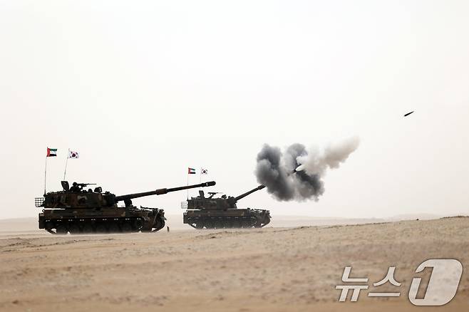 육군은 지난 10일부터 20일까지 ‘2025년 아랍에미리트(UAE) 연합훈련 TF’가 UAE군과의 현지 연합훈련을 성공적으로 마치고 귀국길에 오른다고 21일 밝혔다. 현지연합훈련단 소속 K9A1자주포가 연합사격 훈련 간 표적을 향해 155mm 포탄을 발사하고 있다. (육군 제공. 재판매 및 DB 금지) 2025.2.21/뉴스1