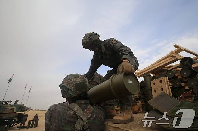 육군은 지난 10일부터 20일까지 ‘2025년 아랍에미리트(UAE) 연합훈련 TF’가 UAE군과의 현지 연합훈련을 성공적으로 마치고 귀국길에 오른다고 21일 밝혔다. 현지연합훈련단 장병이 연합사격 훈련에 앞서 K9A1자주포가 사용할 155mm 포탄을 옮기고 있다. (육군 제공. 재판매 및 DB 금지) 2025.2.21/뉴스1