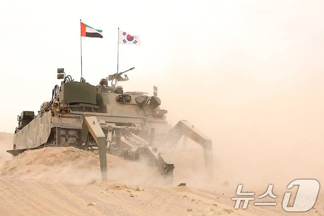 육군은 지난 10일부터 20일까지 ‘2025년 아랍에미리트(UAE) 연합훈련 TF’가 UAE군과의 현지 연합훈련을 성공적으로 마치고 귀국길에 오른다고 21일 밝혔다. 현지연합훈련단 소속 K600장애물개척전차가 복합장애물지대를 개척하며 아군이 기동할 통로를 확보하고 있다. (육군 제공. 재판매 및 DB 금지) 2025.2.21/뉴스1
