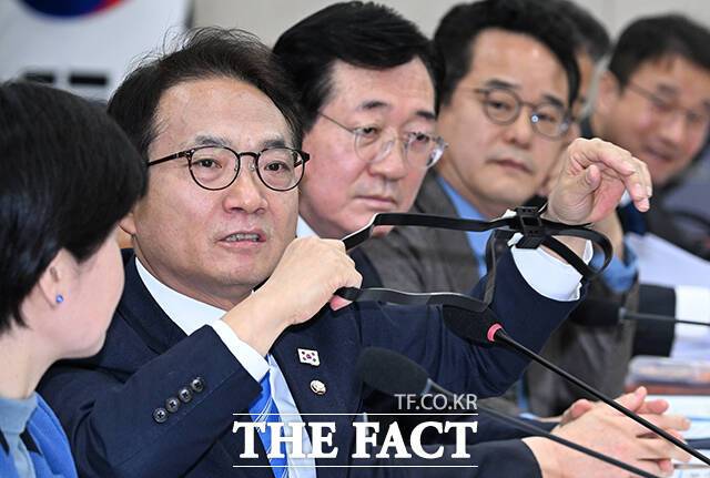 박선원 더불어민주당 의원이 21일 오전 서울 여의도 국회에서 열린 '윤석열 정부의 비상계엄 선포를 통한 내란 혐의 진상규명 국정조사 청문회'에 참석해 707 특임대가 계엄 당시 국회에 반입한 케이블타이 수갑을 시연하고 있다. /국회=박헌우 기자