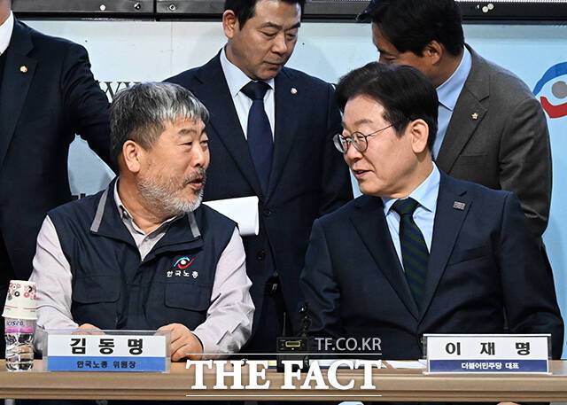 대화하는 김동명 한국노총 위원장(왼쪽)과 이재명 더불어민주당 대표.