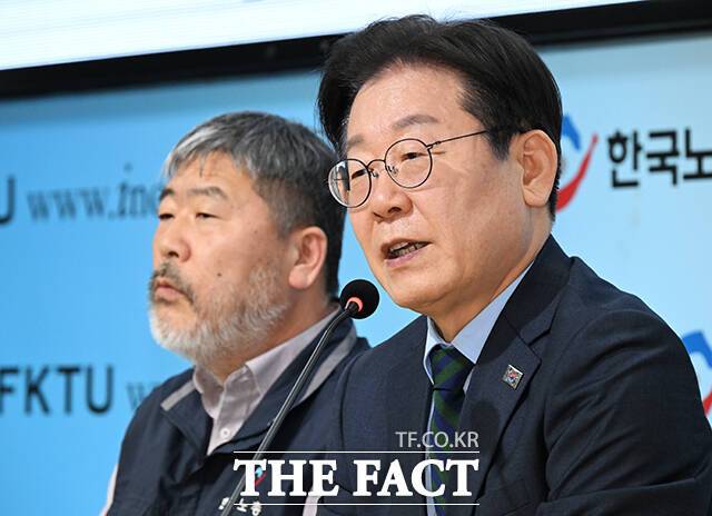 모두발언하는 이재명 더불어민주당 대표(오른쪽).