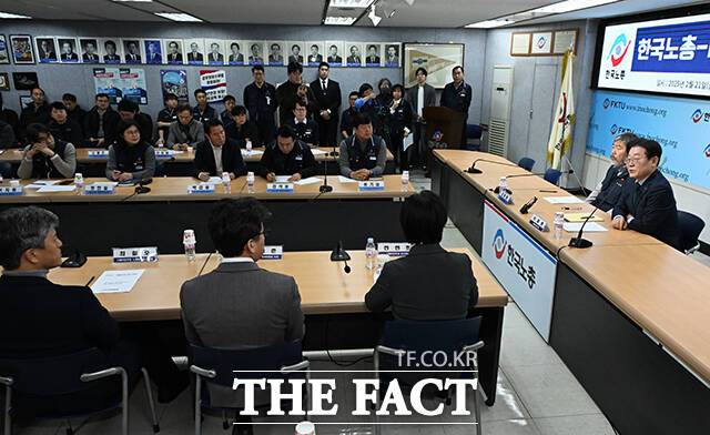 모두발언하는 이재명 더불어민주당 대표(오른쪽).