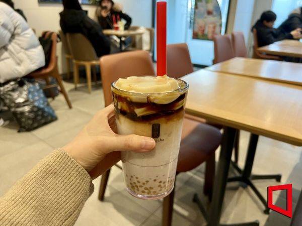 신메뉴 3가지 중 '흑당 두부 크러쉬+미니펄'. 한예주 기자