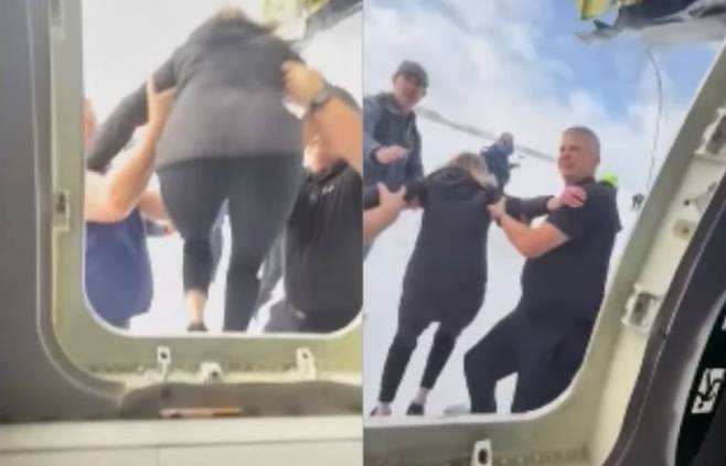 지난 17일(현지시간) 토론토 공항의 전복된 여객기에서 승객들이 탈출하고 있다. CNN