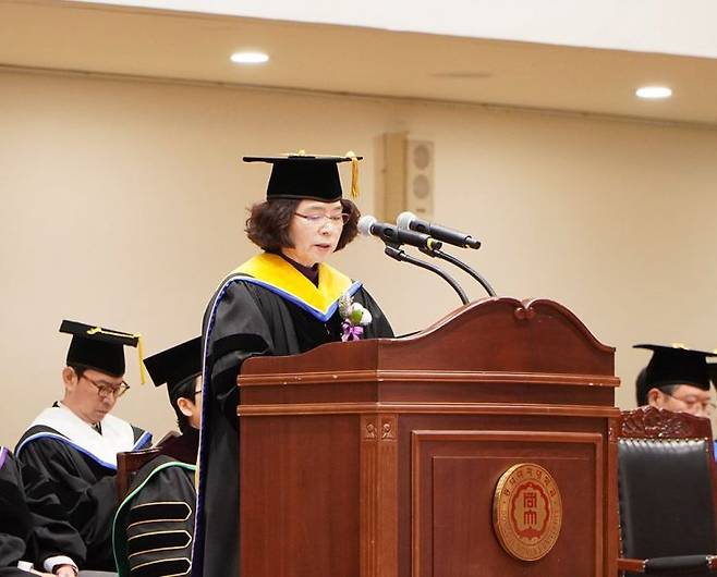 김명애 동덕여대 총장이 21일 2024학년도 전기학위수여식에서 졸업식사를 하고 있다. 동덕여대 제공