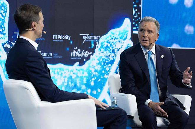 트럼프 미국 대통령의 사위 재러드 쿠슈너(왼쪽)와 스티브 위트코프 중동특사가 플로리다주 마이애미에서 열린 '미래투자구상'(FII) 행사에서 대담하고 있다. /AFP