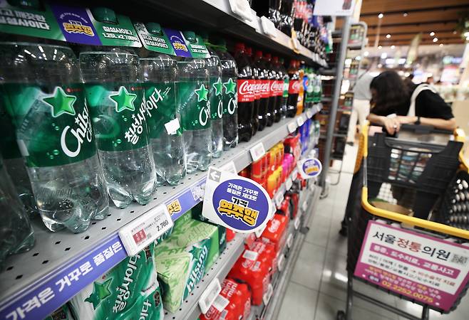 서울의 한 대형마트에 전시된 탄산음료. /뉴스1
