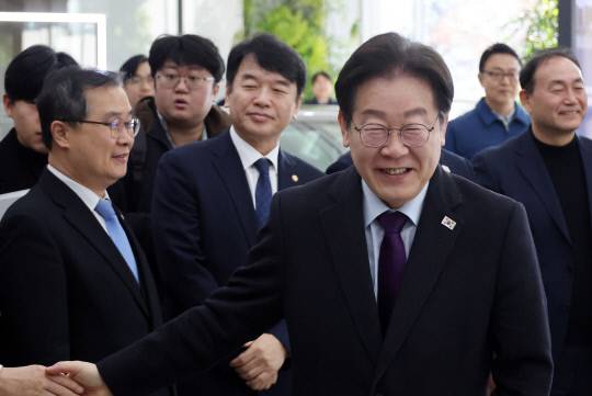 더불어민주당 이재명 대표가 20일 오전 충남 아산시 현대자동차 아산공장을 방문해 현대차 관계자들과 인사하며 활짝 웃고 있다. 연합뉴스