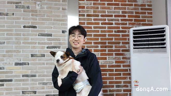 이강태 씨와 눈에 장애가 있는 강아지 ‘윙크’. (사진=최강주 기자 gamja822@donga.com)