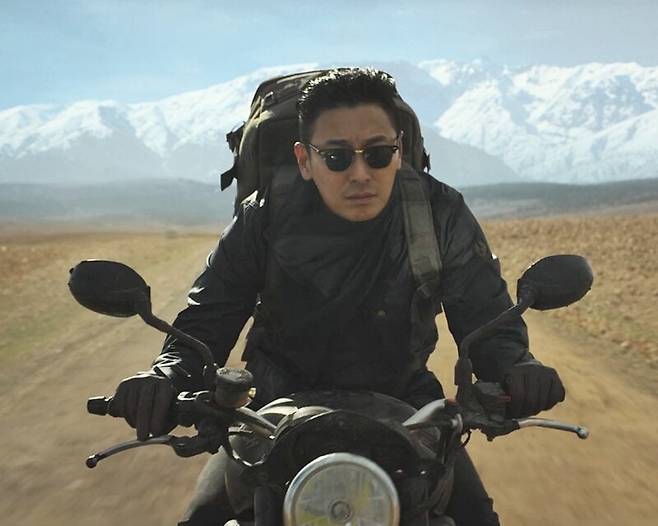 ‘중증외상센터’ 1회. 백강혁이 사막에서 오토바이를 달리며 등장하는 장면. 백강혁은 과거 블랙윙즈(분쟁지역에서 활동하는 민간군사기업) 소속 의사였다. 넷플릭스 제공