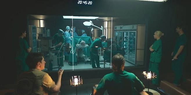 ‘중증외상센터’ 8회. 백강혁이 남수단에서 총상을 입은 한국군을 살리기 위해 블랙윙즈의 비밀기지로 찾아가 수술하는 장면. 넷플릭스 제공