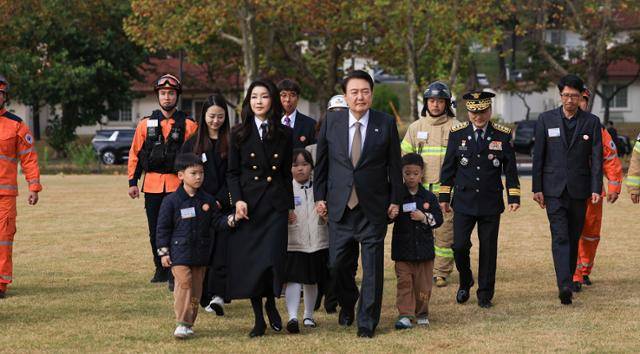 2023년 11월 제61주년 소방의 날 기념식에 참석하기 위해 윤석열 대통령 부부가 소방대원 가족들의 손을 잡고 서울 용산어린이공원 잔디마당으로 이동하고 있다. 대통령실 제공