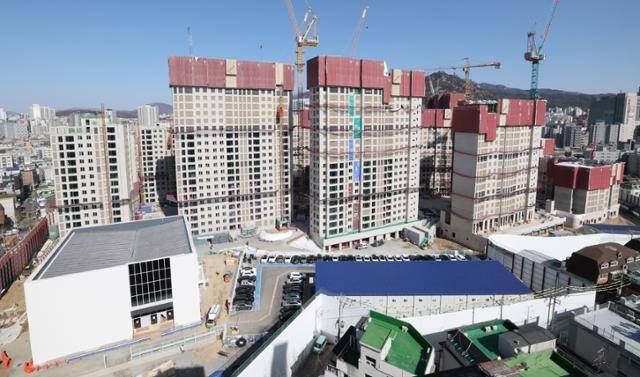 국토교통부에 따르면 지난해 1~11월 주택 착공 물량은 23만9,894건으로 직전 10년간 물량의 절반 수준으로 감소했다. 18일 서울의 한 아파트 공사 현장. 뉴스1