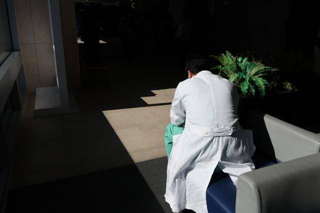 지난 5일 서울의 한 대학병원에서 의료진이 휴식을 취하고 있다. 뉴스1