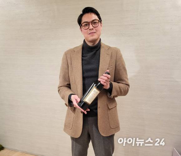 안토니 후인(Anthony Huynh) 트라피체 아시아 수출 매니저가 21일 서울 몬드리안호텔에서 트라피체 140주년 기념 '이스까이 리미티드 에디션'에 대해 설명하고 있다. [사진=정승필 기자]