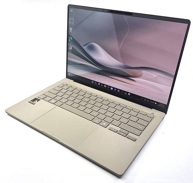 퀄컴 스냅드래곤 X 엘리트 프로세서를 탑재한 에이수스의 '젠북 A14(UX3407)' 노트북 / 출처=IT동아