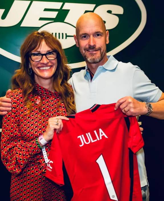 배우 줄리아 로버츠(왼쪽)가 자신의 이름이 새겨진 유니폼을 들고 텐 하흐 전 감독과 포즈를 취하고 있다. [사진 맨유 SNS]