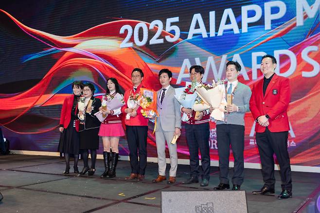 AIA생명 네이슨 촹 대표(오른쪽 첫번째)와 임명진 영업총괄본부장(왼쪽 첫번째)가 ‘AIA MDRT 장기 연속 달성상’을 수여 받은 AIA프리미어파트너스 소속 마스터 플래너들과 함께 ‘2025 MDRT 컨퍼런스’에서 기념사진을 촬영하고 있다. AIA생명 제공