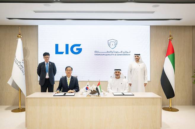 LIG넥스원이 지난 18일(현지시각) 아랍에미리트(UAE)에서 열린 방위산업 전시회 ‘IDEX 2025’에서 타와준(Tawazun) 산하 품질검수기관 TQC(Tawazun Quality and Conformity)와 ‘군수품 품질관리 및 인증 역량 강화를 위한 전략적 파트너십 업무협약(MOU)’을 체결했다. 이현수 LIG넥스원 해외사업부문장(왼쪽 두 번째)과 칼리드 모하메드 알 카비 TQC CEO(오른쪽 두 번째) 등 양사 관계자들이 기념촬영을 하고 있다. LIG넥스원 제공&nbsp;