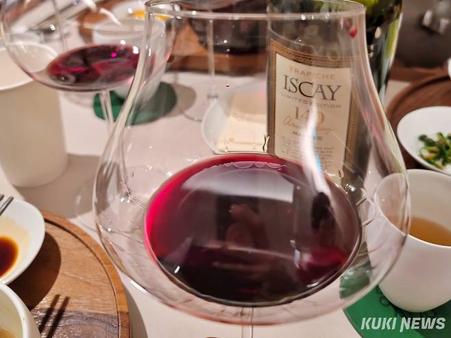 취재진이 시음한 트라피체 140주년&nbsp;이스까이 리미티드 에디션. 블랙베리·꽃 등이 느껴지는 향과 긴 타닌감이 여운을 남긴다. 김건주 기자