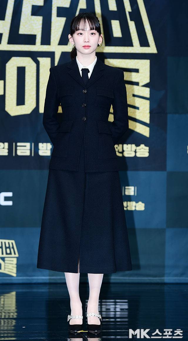 진기주는 네이비 컬러의 코트와 롱스커트를 선택해 고급스러운 분위기를 연출했다. 사진=김영구 기자