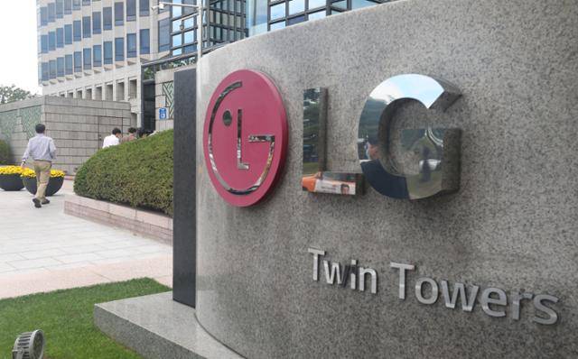 서울 영등포구 LG 트윈타워로 직원들이 들어가고 있다. /사진=뉴시스
