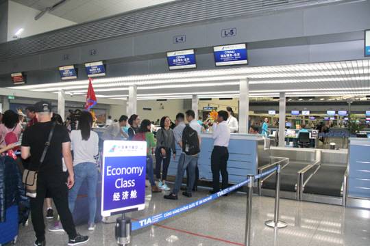 베트남 호치민 공항에서 관광객들이 항공권 발권을 위해 줄을 서 있다. 신화 뉴시스