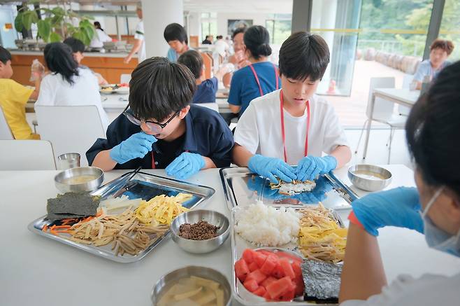 지난 2024년 8월 노동환경건강연구소가 추진한 바이오 모니터링 프로그램 ‘우리가족 실험실’에서 참가자들이 식사하고 있다.[노동환경건강연구소 홈페이지 갈무리]