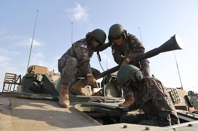[서울=뉴시스] 육군은 기계화부대가 투입된 첫 아랍에미리트(UAE) 현지 연합훈련이 성공리에 종료됐다고 21일 밝혔다.지난 10일부터 20일까지 UAE 알하므라 훈련장에서 실시된 훈련에는 제8기동사단 장병들을 주축으로 K2전차·K9A1자주포 등 육군 기계화부대 주요전력 14대가 투입되었다. 사진은 UAE 알하므라 훈련장에 전개한 K21보병전투장갑차를 현지연합훈련단 장병들이 점검하고 있다. K21보병전투장갑차가 해외 연합훈련에 투입된 것은 이번이 처음이다. (사진=육군 제공) 2025.02.21. photo@newsis.com *재판매 및 DB 금지