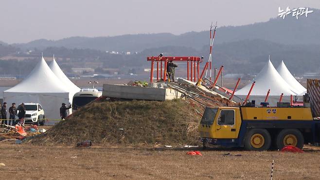 참사의 원인으로 지목된 무안국제공항의 방위각(로컬라이저) 시설. 콘크리트 둔덕으로 알려져 있다.