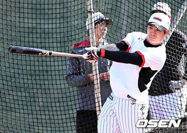 [OSEN=애리조나(미국), 이대선 기자] 15일(한국시간) 미국 애리조나주 스코츠데일 인디언스쿨 파크 베이스볼필드에서 LG 트윈스의 1차 스프링캠프가 진행됐다.미국 스프링캠프를 마친 LG는 오는 2월 24일 일본 오키나와에서 2차 스프링캠프를 펼칠 예정이다.LG 오지환이 타격 훈련을 하고 있다. 2025.02.15 / sunday@osen.co.kr