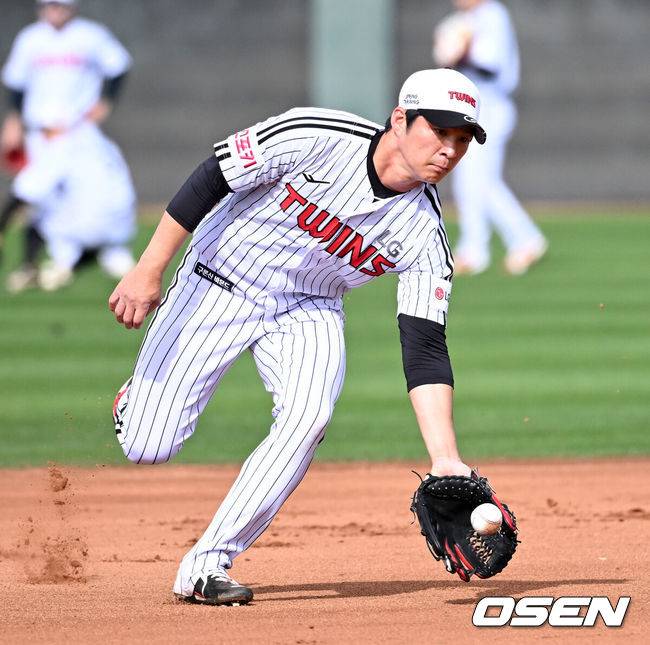 [OSEN=애리조나(미국), 이대선 기자] 14일(한국시간) 미국 애리조나주 스코츠데일 인디언스쿨 파크 베이스볼필드에서 LG 트윈스의 1차 스프링캠프가 진행됐다.미국 스프링캠프를 마친 LG는 오는 2월 24일 일본 오키나와에서 2차 스프링캠프를 펼칠 예정이다.LG 오지환이 훈련을 하고 있다. 2025.02.14 / sunday@osen.co.kr