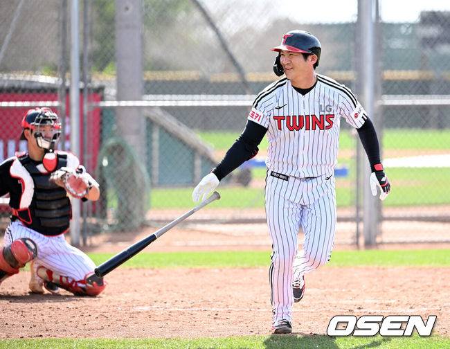 [OSEN=애리조나(미국), 이대선 기자] 20일(한국시간) 미국 애리조나주 스코츠데일 인디언스쿨 파크 베이스볼필드에서 LG 트윈스의 청백전이 진행됐다.미국 스프링캠프를 마친 LG는 오는 2월 24일 일본 오키나와에서 2차 스프링캠프를 펼칠 예정이다.LG 오지환이 볼넷을 얻어내고 미소짓고 있다. 2025.02.20 / sunday@osen.co.kr