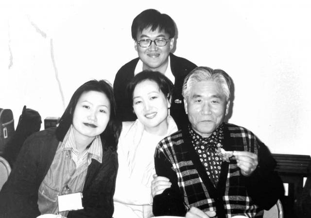 ▲1996년 한양대 언론정보대학원 경주 졸업여행에서 리영희 선생이 김연수 등 원생들과 저녁식사 후 기념촬영. ⓒ김연수