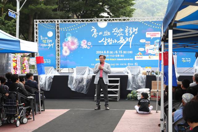 ▲ 골목상권 소비 촉진활성화 사업 흥이 있는 진잠골목축제에서 정용래 구청장이 인사말을 하고 있다. ⓒ 유성구