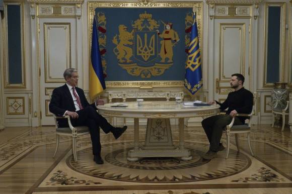 젤렌스키 대통령과 회담하는 미 재무장관 - 스콧 베센트(왼쪽) 미국 재무장관이 12일(현지시간) 우크라이나 키이우에서 볼로디미르 젤렌스키 우크라이나 대통령과 회담하고 있다. 2025.2.13 키이우 AP 뉴시스