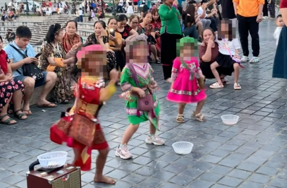 베트남 인기 관광지인 사파의 한 광장에서 선정적인 춤을 추며 돈을 구걸하는 소수민족 아이들. 징뉴스 캡처