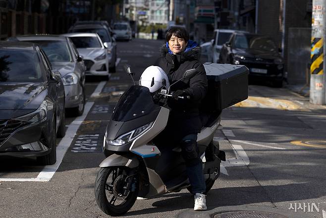 5년 차 배달 노동자 이기중씨는 서울 관악구 구의원으로 정의당 부대표를 지내기도 했다. ⓒ시사IN 이명익