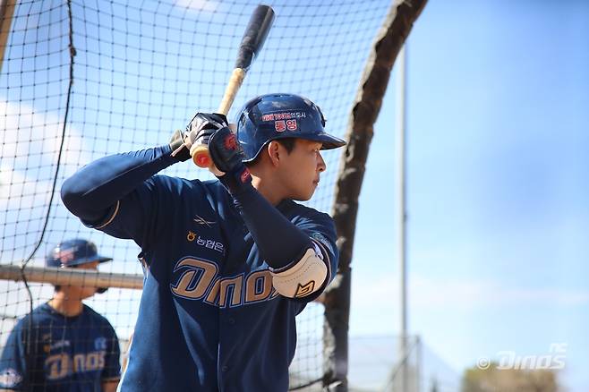 NC 내야수 김휘집은 최근 메이저리그 다저스의 홈 경기장인 다저스타디움을 방문했다. 동시에 올 시즌을 앞두고 다저스로 이적한 선배 김혜성을 향한 응원의 메시지를 전했다. NC 다이노스