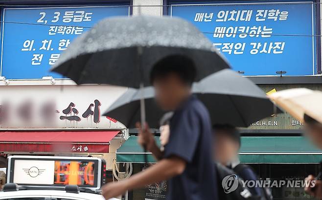 재외국민전형 시작으로 의대 입시 '본격 시작' (서울=연합뉴스) 박동주 기자 = 모집인원이 대폭 늘어난 2025학년도 의과대학 입시가 재외국민 특별전형 원서접수와 함께 시작된 8일 서울 강남구 대치동의 한 학원 건물에 의대 입시 홍보문이 붙어있다. 2024.7.8 pdj6635@yna.co.kr