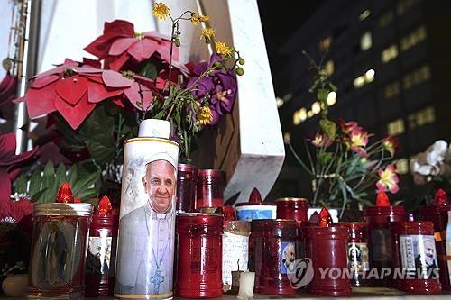 프란치스코 교황이 폐렴 치료를 받는 병원앞에 노인 초 [AP=연합뉴스 자료사진]