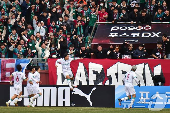 15일 오후 경북 포항 스틸야드에서 열린 하나은행 K리그1 2025 프로축구 포항 스틸러스와 대전 하나 시티즌 경기 후반 대전 주민규가 자신의 시즌 첫 번째 골이자 팀 두번째 골을 성공 시킨 후 기뻐하고 있다. 2025.2.15/뉴스1 ⓒ News1 최창호 기자