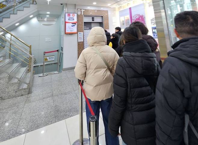 다이소 명동역점 매장 엘리베이터를 타기 위해 관광객이 줄을 서고 있다. 전진영 기자