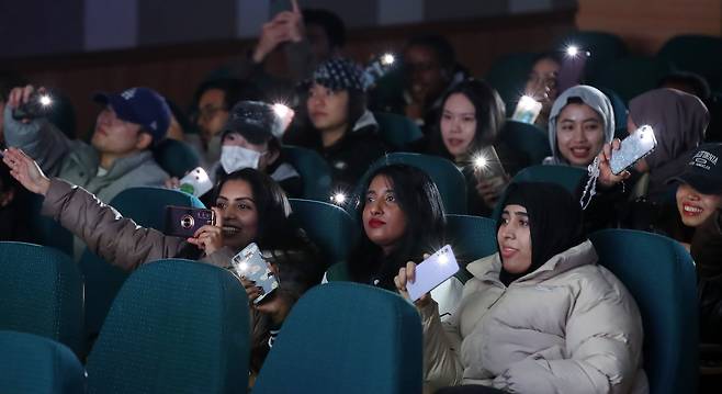 (경산=뉴스1) 공정식 기자 = 19일 오후 대구대학교 경산캠퍼스에서 열린 '제19회 외국인 유학생의 날' 기념행사를 찾은 유학생들이 K-POP 콘테스트에 출전한 친구들의 무대를 감상하며 응원하고 있다. 2024.12.19/뉴스1