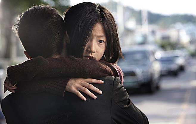 영화 '아저씨'(2010)의 태식(원빈)과 소미(김새론) /CJ엔터테인먼트