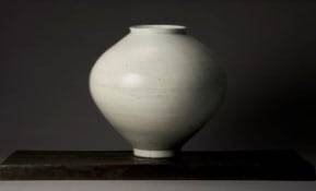 2025년 3월 뉴욕 크리스티 경매에서 출품될 조선 백자 달항아리. /크리스티(Christie's) 제공