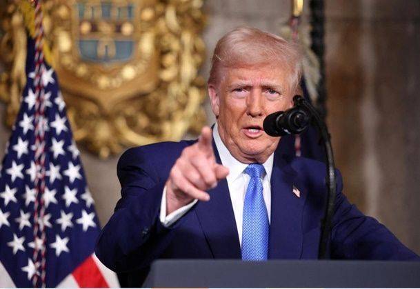 도널드 트럼프 미국 대통령이 18일(현지시간) 미국 플로리다주 팜비치에 있는 사저 마러라고 리조트에서 기자회견 도중 질문자를 지목하고 있다. ⓒ 로이터/연합뉴스